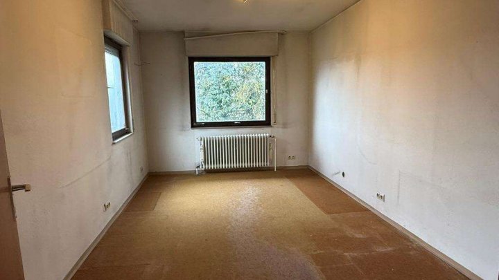 Sanierungsbedürftiges Fertighaus mit Einliegerwohnung, Sauna & Doppelgarage in Hanglage zu verkaufen