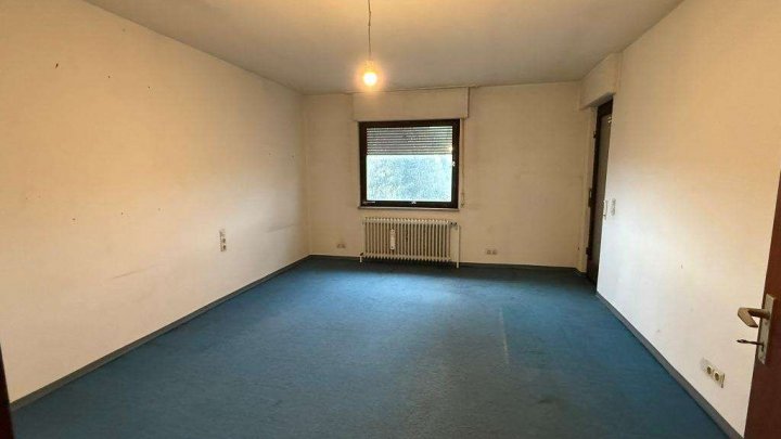 Sanierungsbedürftiges Fertighaus mit Einliegerwohnung, Sauna & Doppelgarage in Hanglage zu verkaufen