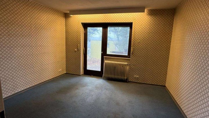 Sanierungsbedürftiges Fertighaus mit Einliegerwohnung, Sauna & Doppelgarage in Hanglage zu verkaufen