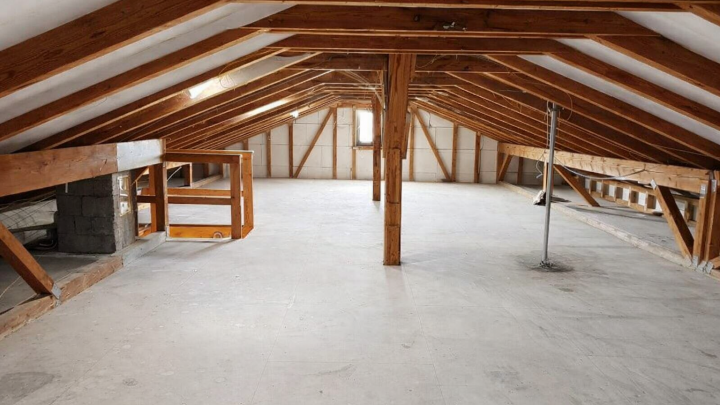 Sanierungsbedürftiges Fertighaus mit Einliegerwohnung, Sauna & Doppelgarage in Hanglage zu verkaufen