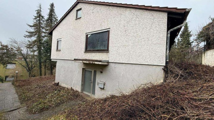 Sanierungsbedürftiges Fertighaus mit Einliegerwohnung, Sauna & Doppelgarage in Hanglage zu verkaufen