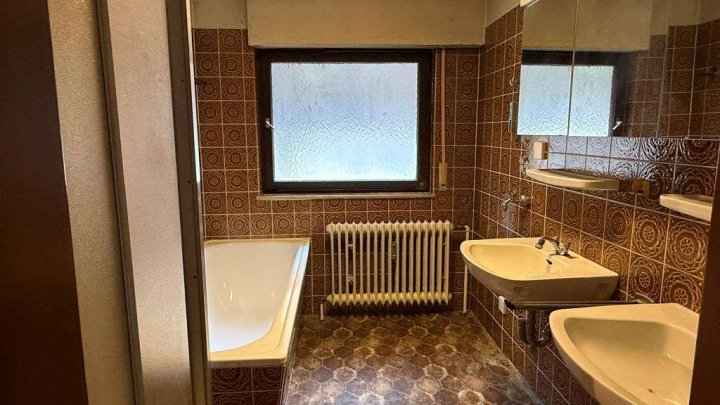 Sanierungsbedürftiges Fertighaus mit Einliegerwohnung, Sauna & Doppelgarage in Hanglage zu verkaufen