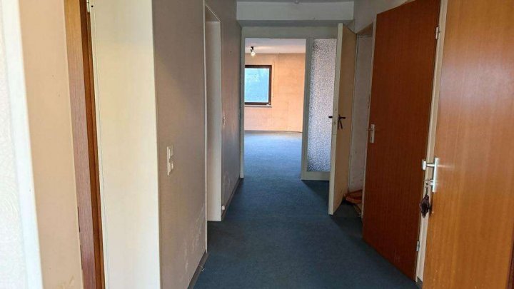 Sanierungsbedürftiges Fertighaus mit Einliegerwohnung, Sauna & Doppelgarage in Hanglage zu verkaufen