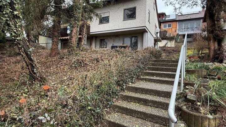 Sanierungsbedürftiges Fertighaus mit Einliegerwohnung, Sauna & Doppelgarage in Hanglage zu verkaufen