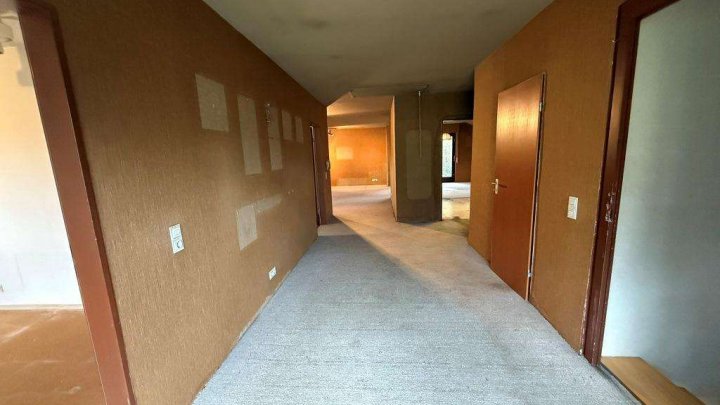 Sanierungsbedürftiges Fertighaus mit Einliegerwohnung, Sauna & Doppelgarage in Hanglage zu verkaufen