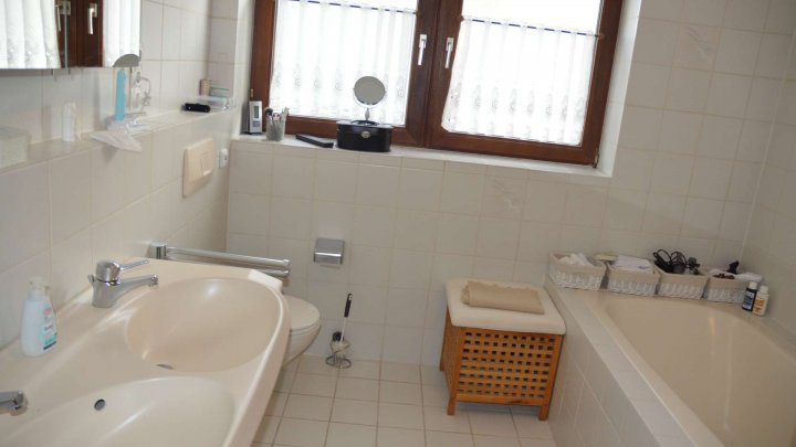 Top gepflegtes 3-Familienhaus mit Fernsicht-Garten-Terrasse & Sauna