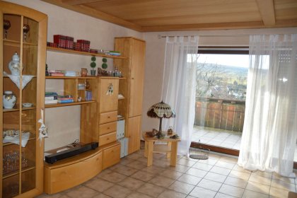 Wohnzimmer mit Zugang Terrasse