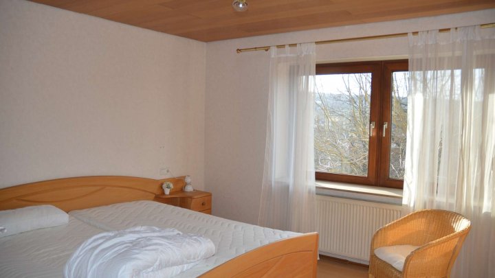 Top gepflegtes 3-Familienhaus mit Fernsicht-Garten-Terrasse & Sauna