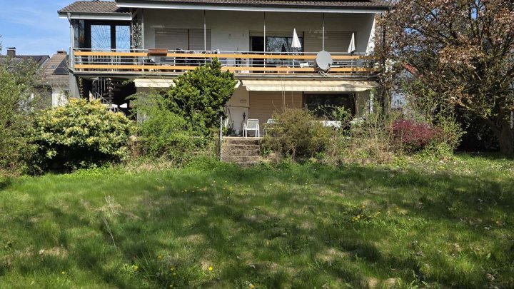 Attraktives Zweifamilienhaus mit großem Grundstück, PV-Anlage & Ausbaupotenzial in ruhiger Lage