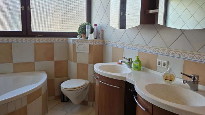 Attraktives Zweifamilienhaus mit großem Grundstück, PV-Anlage & Ausbaupotenzial in ruhiger Lage