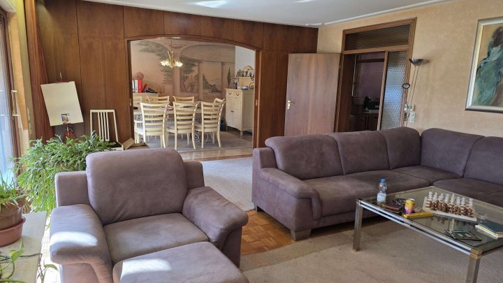 Attraktives Zweifamilienhaus mit großem Grundstück, PV-Anlage & Ausbaupotenzial in ruhiger Lage