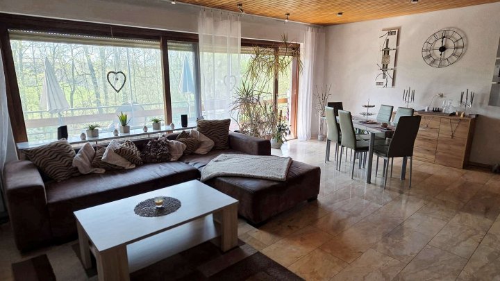 Attraktives Zweifamilienhaus mit großem Grundstück, PV-Anlage & Ausbaupotenzial in ruhiger Lage