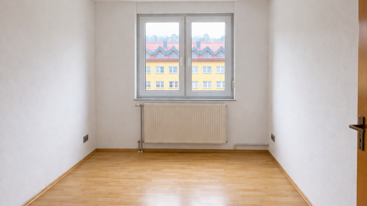 Helle und neu sanierte 3- Zimmer Whg. mit großer Dachterrasse und Stellplatz in zentraler Lage
