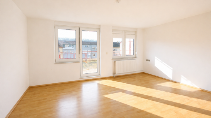 Helle und neu sanierte 3- Zimmer Whg. mit großer Dachterrasse und Stellplatz in zentraler Lage