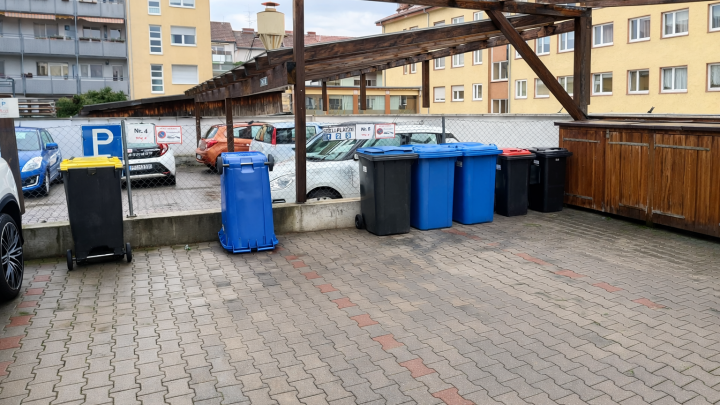 Helle und neu sanierte 3- Zimmer Whg. mit großer Dachterrasse und Stellplatz in zentraler Lage