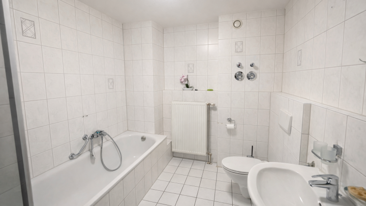 Helle und neu sanierte 3- Zimmer Whg. mit großer Dachterrasse und Stellplatz in zentraler Lage