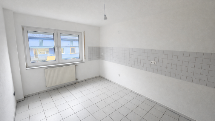 Helle und neu sanierte 3- Zimmer Whg. mit großer Dachterrasse und Stellplatz in zentraler Lage