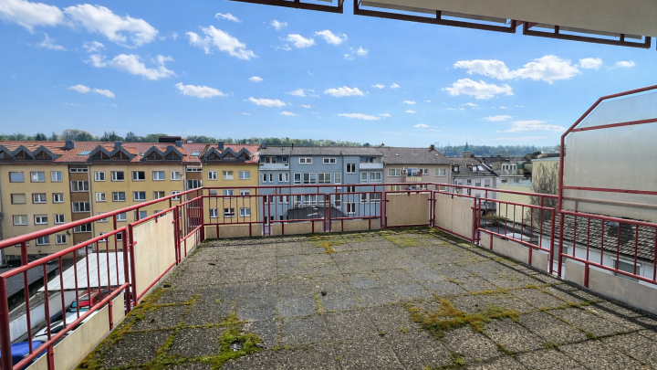 Helle und neu sanierte 3- Zimmer Whg. mit großer Dachterrasse und Stellplatz in zentraler Lage