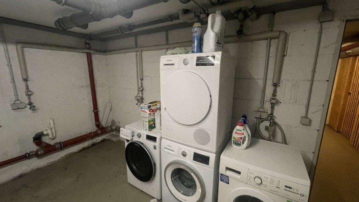 Helle und neu sanierte 3- Zimmer Whg. mit großer Dachterrasse und Stellplatz in zentraler Lage