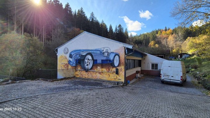 Für Naturliebhaber, freistehendes Haus plus Gewerbehalle in herrlicher Lage mitten im Wald
