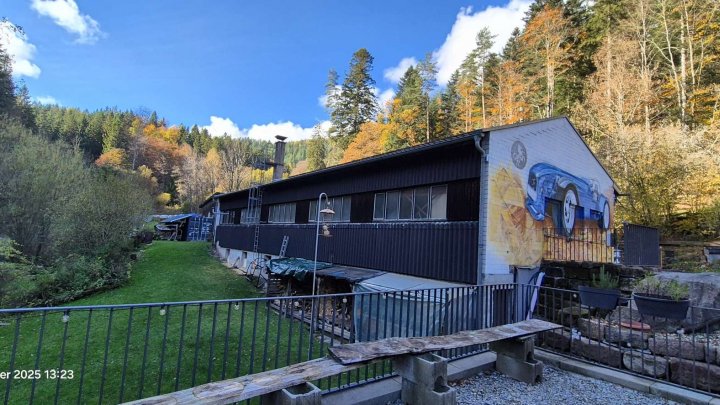 Für Naturliebhaber, freistehendes Haus plus Gewerbehalle in herrlicher Lage mitten im Wald