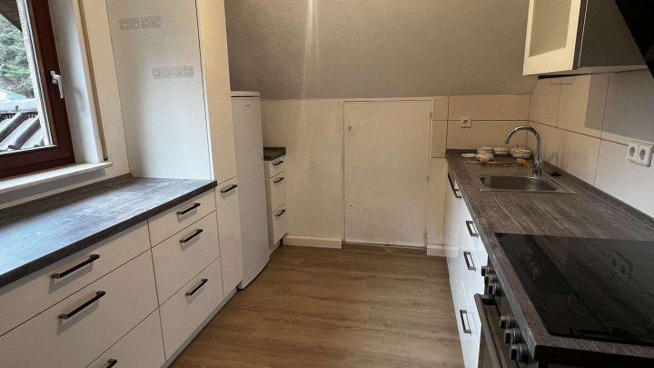 Für Naturliebhaber, freistehendes Haus plus Gewerbehalle in herrlicher Lage mitten im Wald