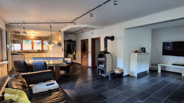 Für Naturliebhaber, freistehendes Haus plus Gewerbehalle in herrlicher Lage mitten im Wald