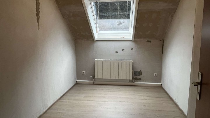 Für Naturliebhaber, freistehendes Haus plus Gewerbehalle in herrlicher Lage mitten im Wald