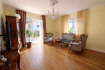 EG: Wohnzimmer (Zugang Terrasse)