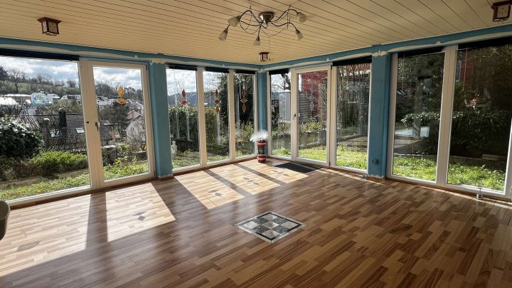 Charmantes freistehendes Einfamilien-Haus mit Einliegerwohnung und fantastischer Aussicht!!