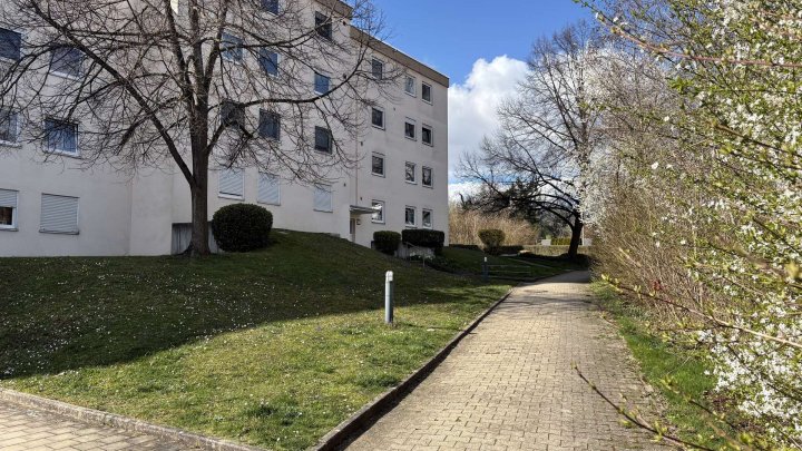 Sofort beziehbare 3,5-Zi-Whg mit Stellplatz und Terrasse