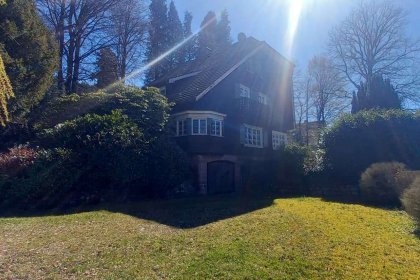 Hausansicht mit Vorplatz