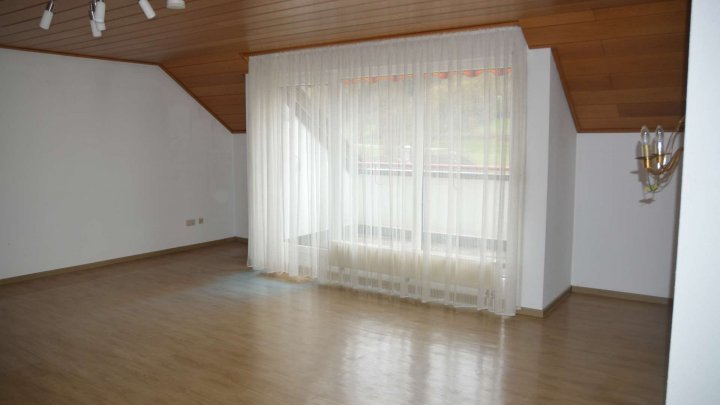 Schöne Wohnung in Aussichtslage mit Balkon und Garage zu verkaufen *Poeten wohnen im Dachgeschoß!*