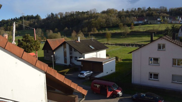 Schöne Wohnung in Aussichtslage mit Balkon und Garage zu verkaufen *Poeten wohnen im Dachgeschoß!*